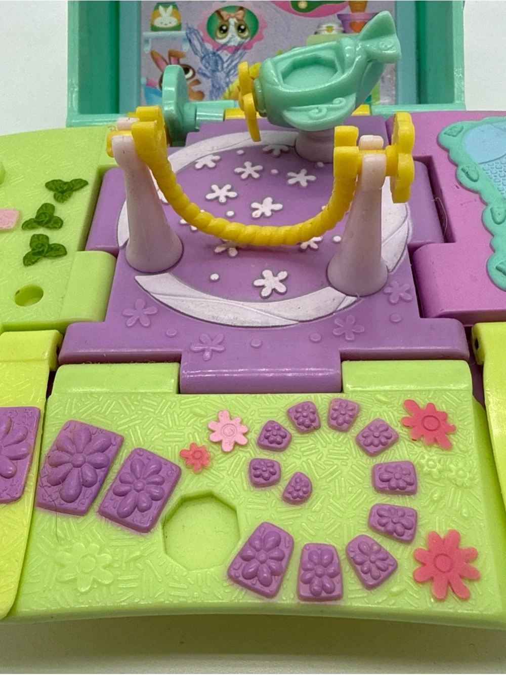 2006 LPS Littlest Pet Shop Teeniest Tiniest Bunny Play Set Pop Up Keychain Green